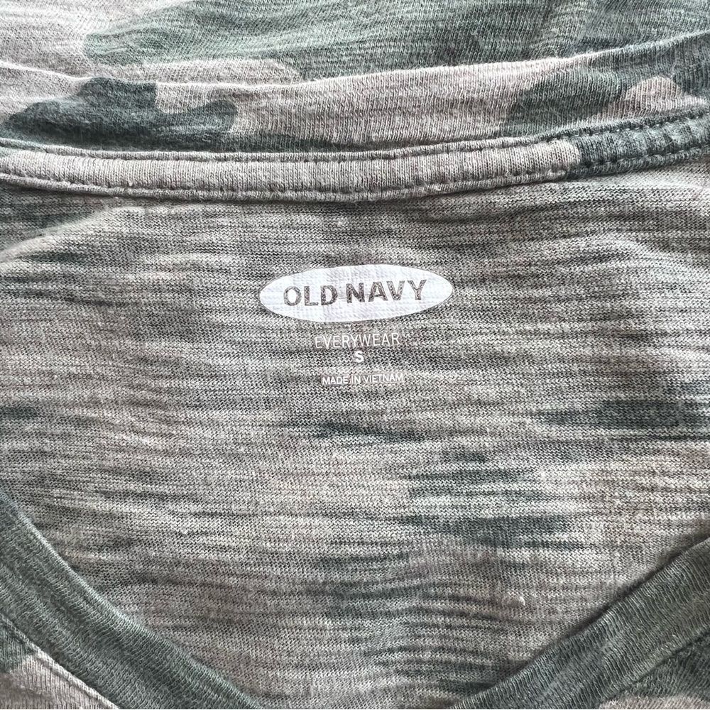 Old Navy Green Camo Print V Neck T-Shirt - Picture 6 of 6